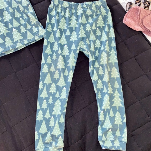 💜 3/$20 DEAL     
KIDS UNISEX CHRISTMAS LOUNGE/PJS - 2T - Picture 2 of 7
